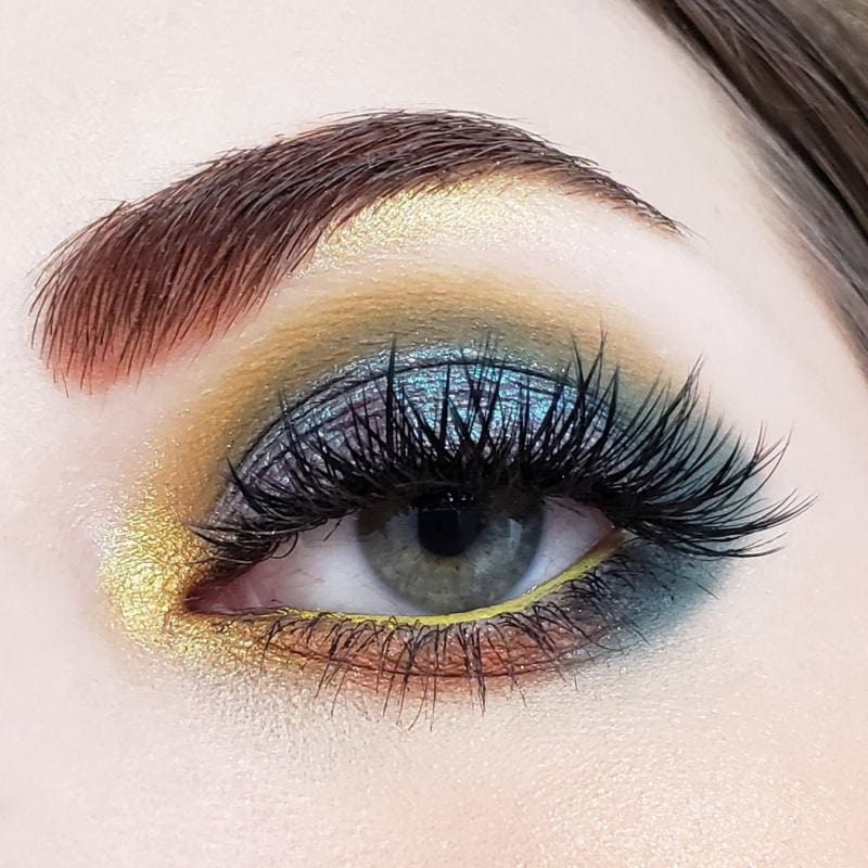 Crown 16 Colour Chroma Eyeshadow Palette - Image 5